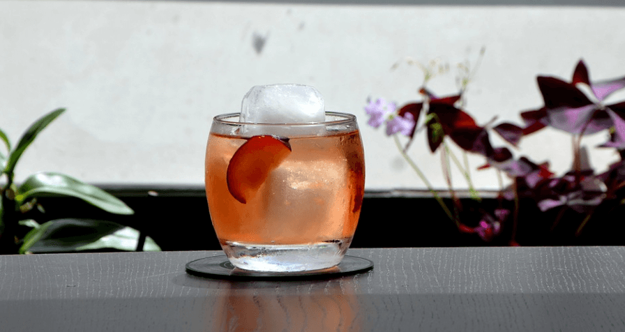 매실 차가 유리컵에 담겨 있다