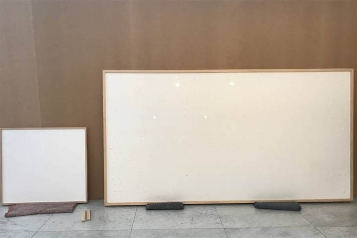 빈 캔버스 두 장입니다.