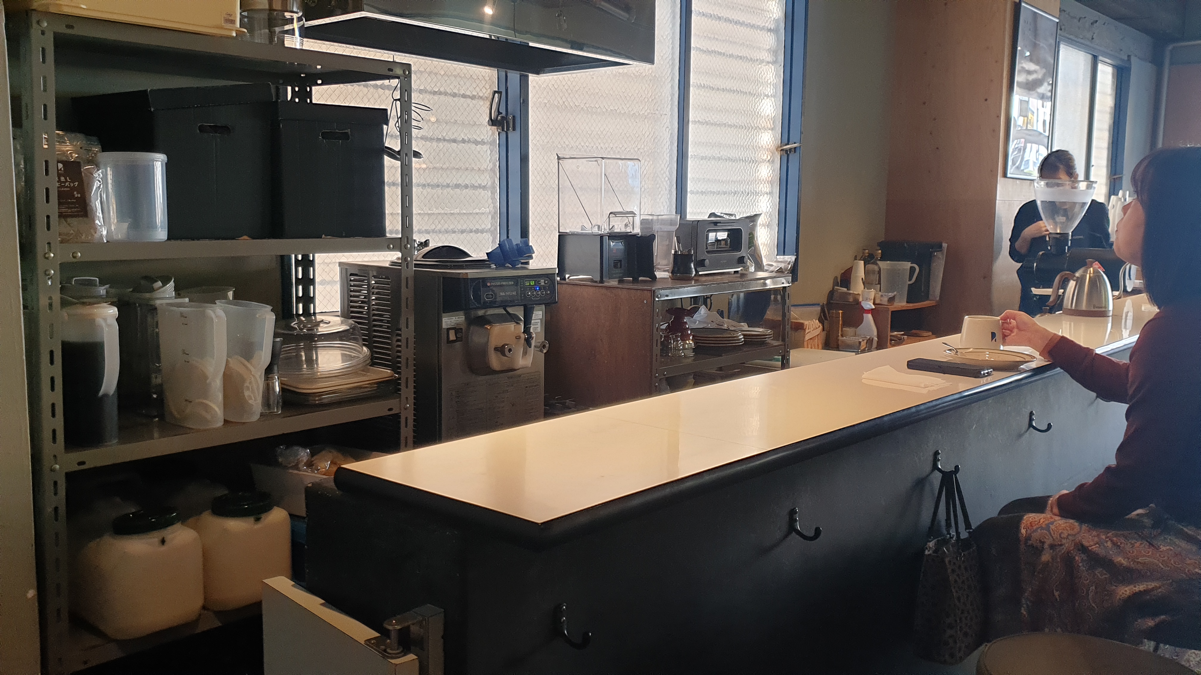 REC COFFEE 렉카페 야쿠인점 바리스타위치 커피마시는 사람