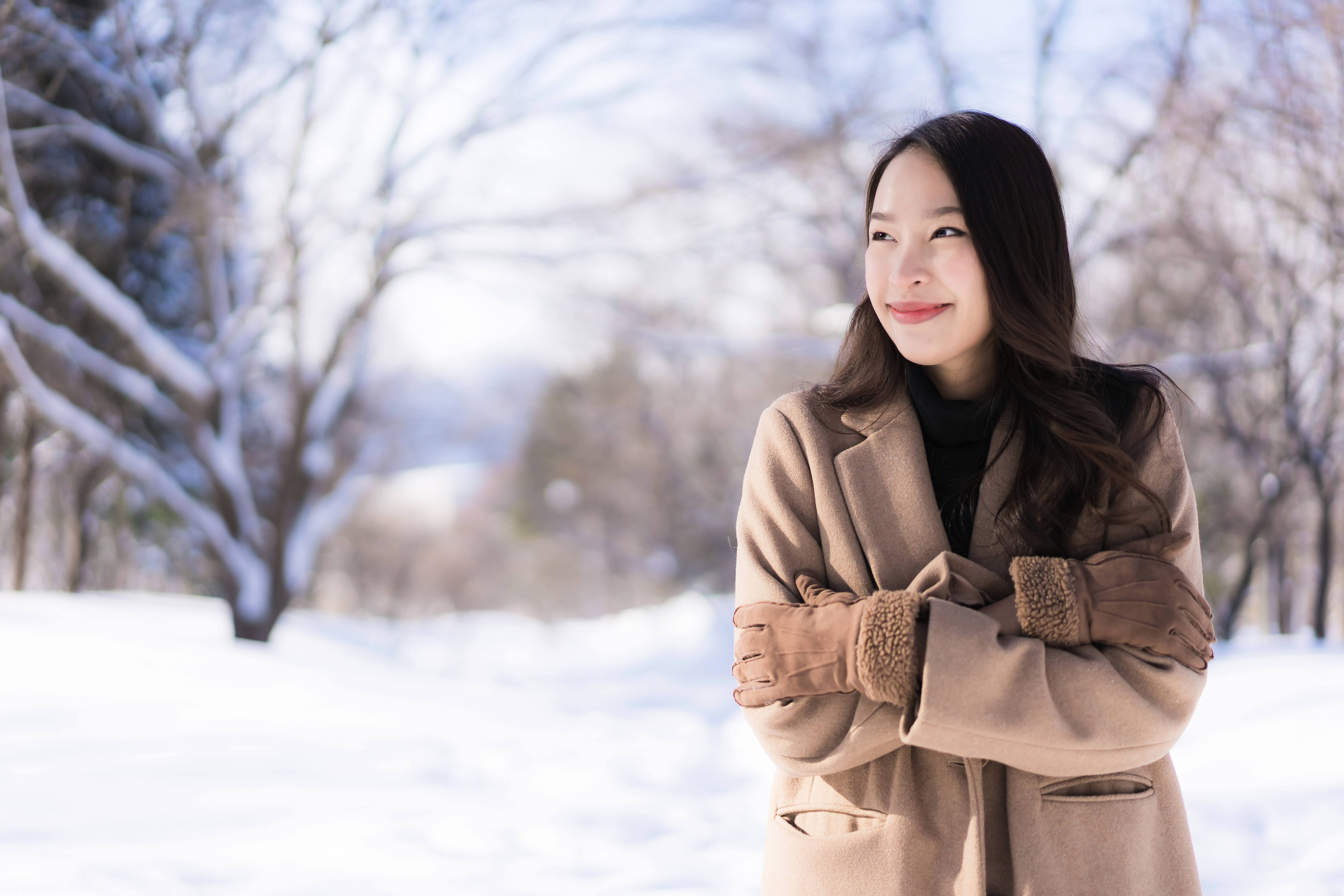겨울에 움츠린 사람