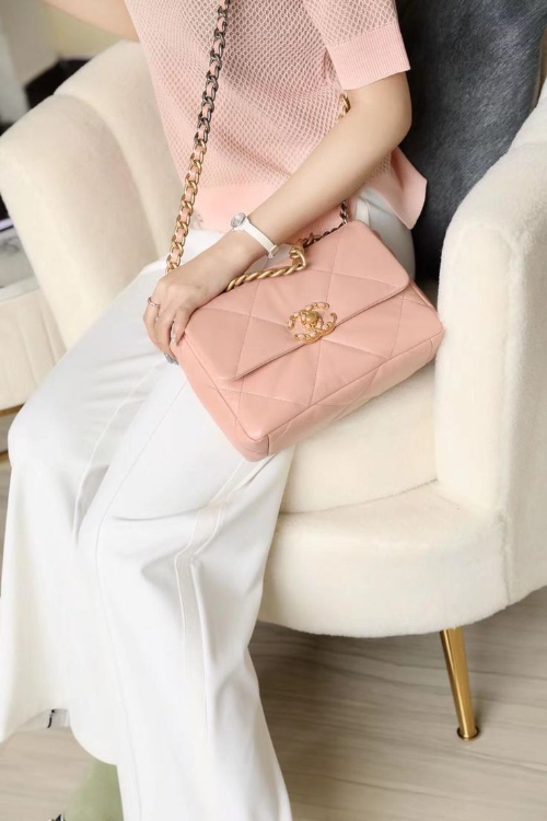 샤넬 19백 핑크색 컬러 스타일링