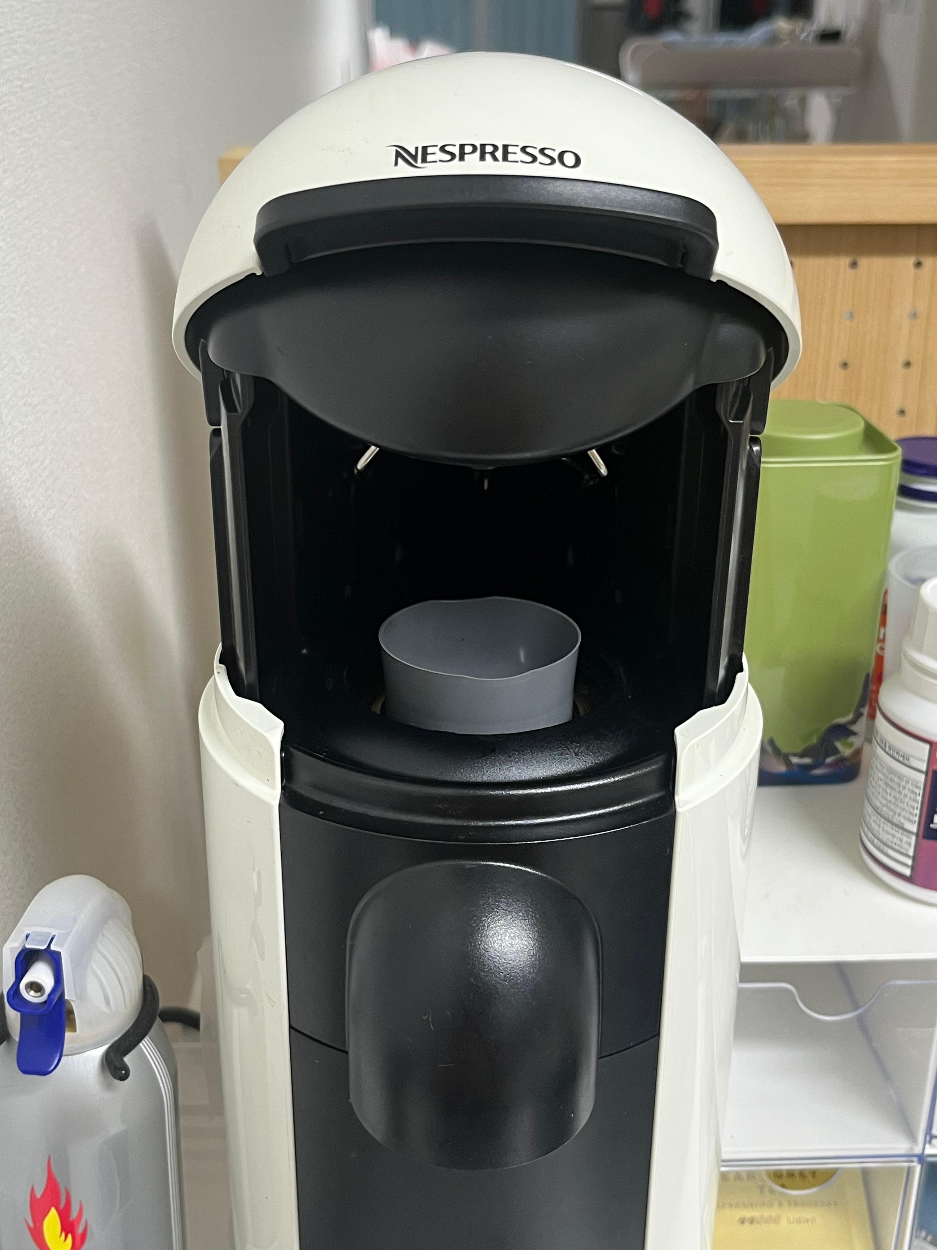 네스프레소 벼추오플러스 레버를 올렸을 때 커피캡슐을 넣는 공간을 보여주는사진