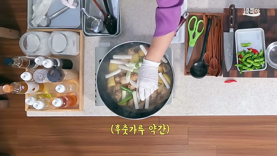 대파와 떡볶이떡을 넣고 끓이는 장면