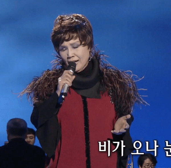 방주연 - 자주색 가방