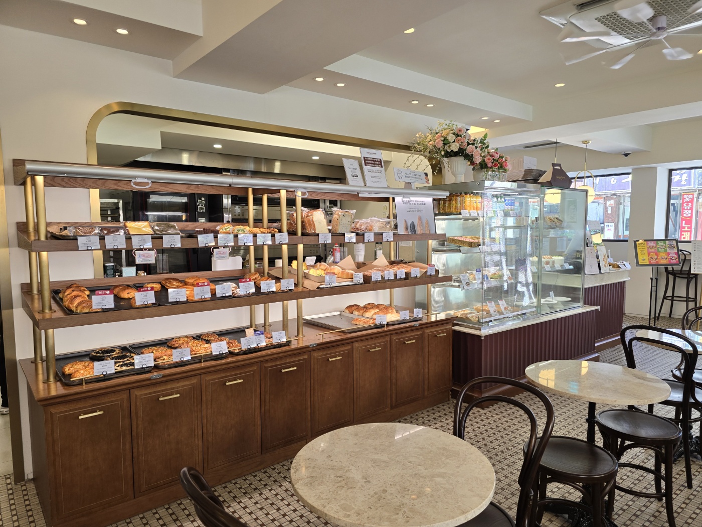 곤트란쉐리에 내부모습 빵들이 진열되어있어요