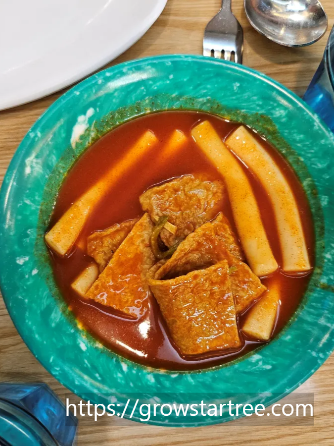 다이닝원 본점 음식 담은 접시