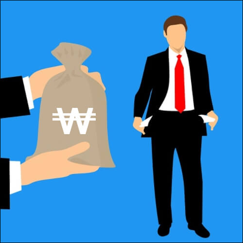 주머니를 뒤집는 남자와 돈 주머니를 든 손