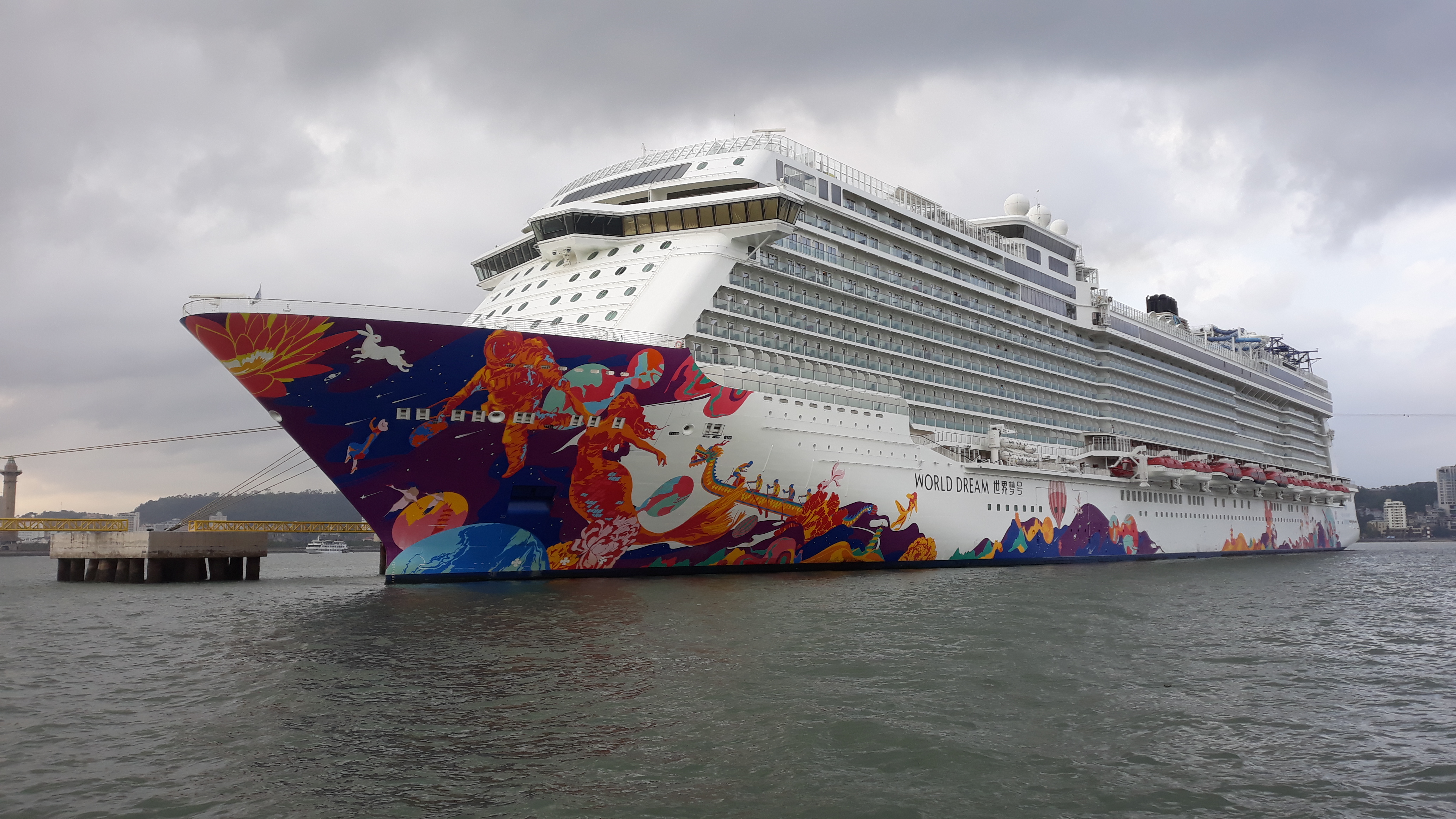 하롱베이 관광 온 크루즈 선박