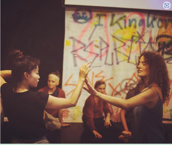 지금에 착륙하는 몸들