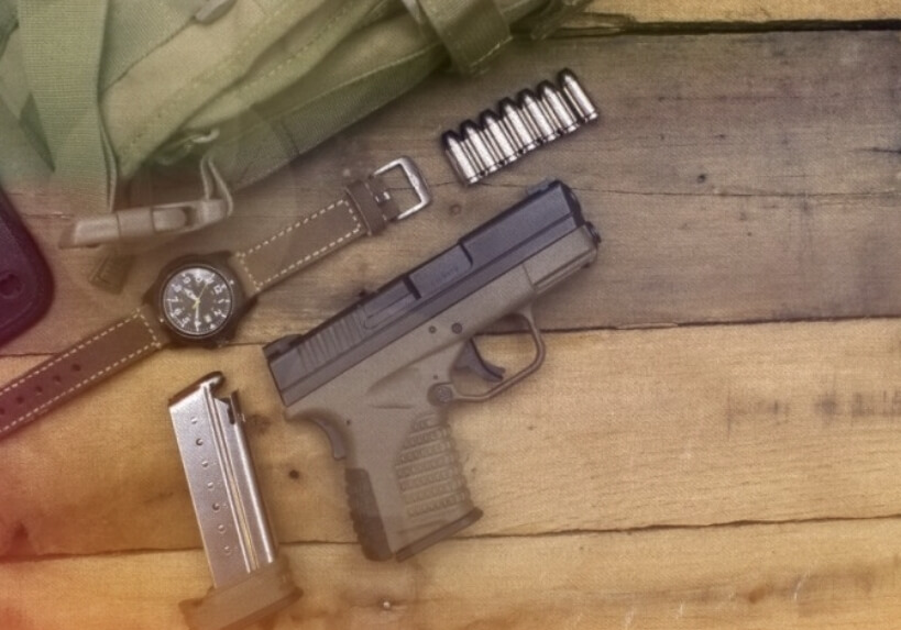 바닥에 권총이 놓여져 있다