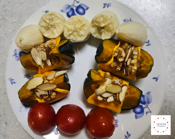 단호박치즈찜-아몬드슬라이스와 호두 토핑-바나나와 방울토마토를 곁들임