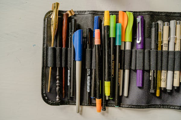 수제 가죽 펜 케이스 & 필통: 만년필을 위한 품격 있는 보관의 예술