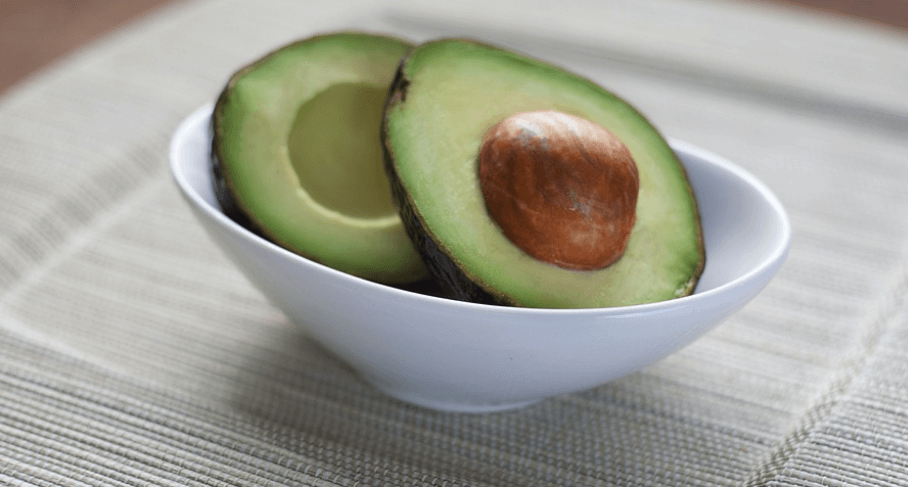 반으로 잘라져 그릇에 담겨 있는 아보카도