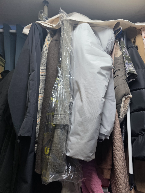 겨울옷을 세탁소 비닐 상태로 보관한 옷장 모습