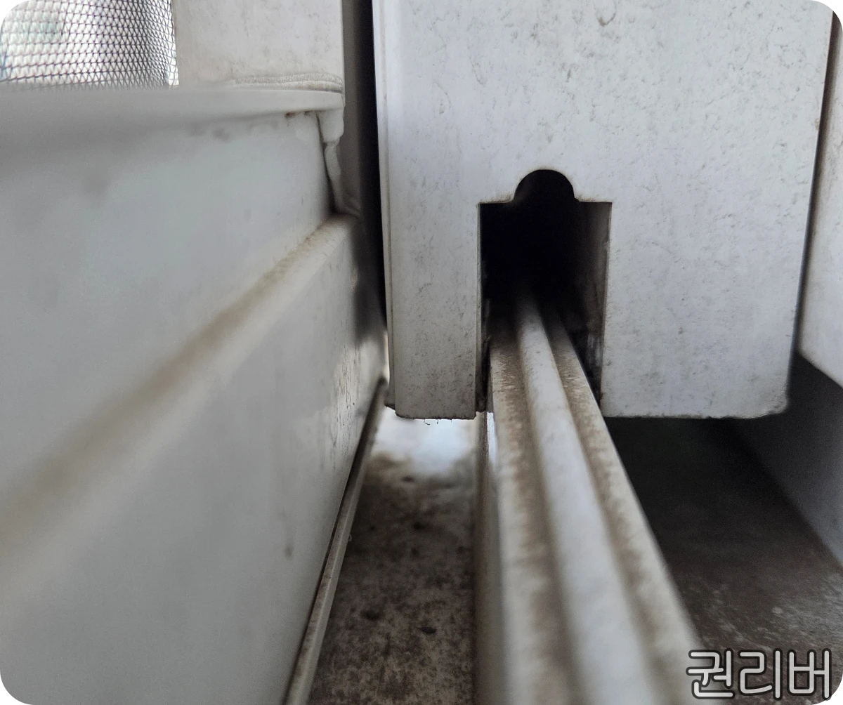 창문-방충망-사이-틈