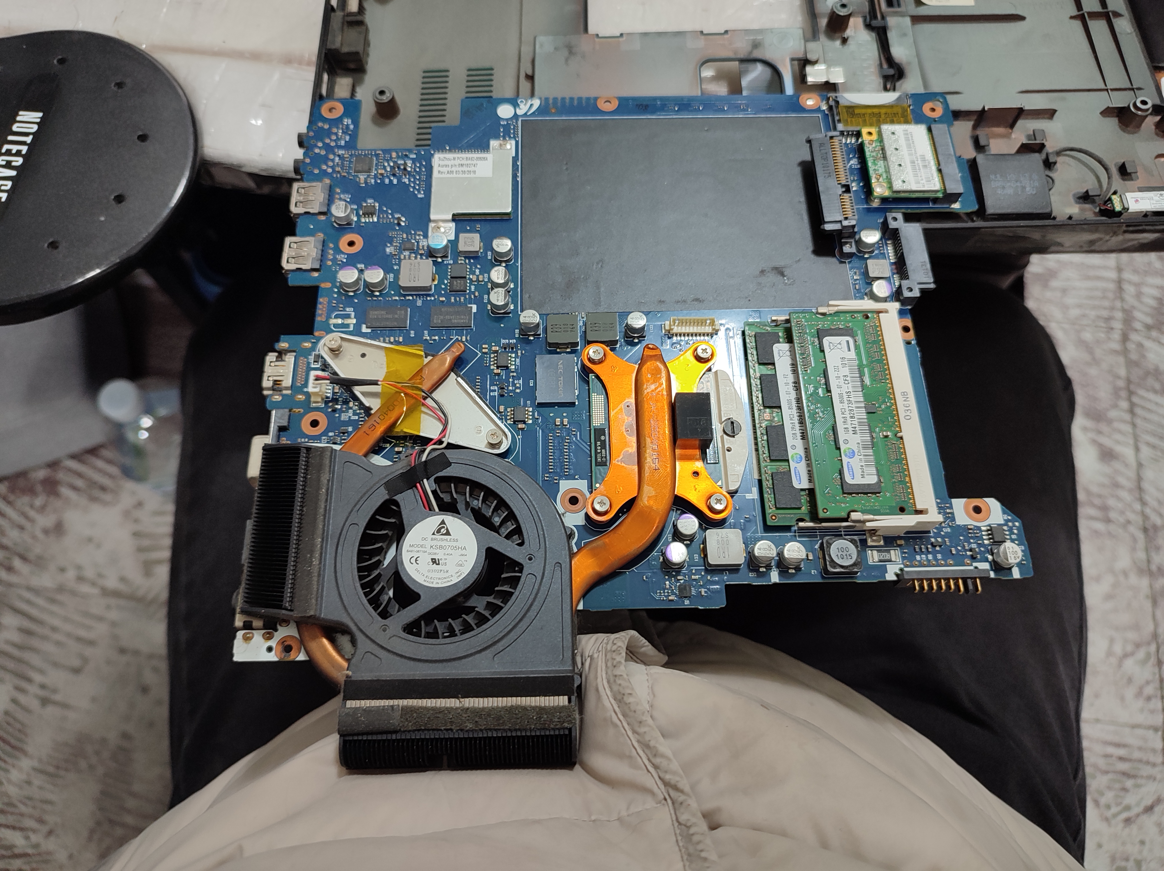 NT-R440-PS33 메인보드를 분리해서 서멀컴파운드를 다시 바르고 있습니다.