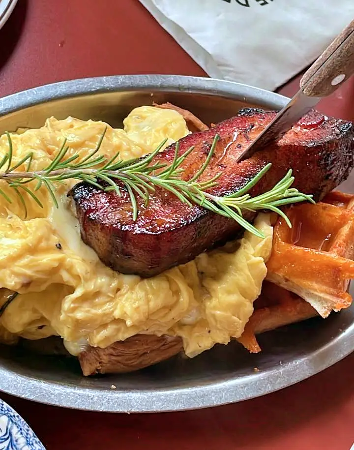 줄서는식당 통베이컨 단짠 조합 브리오슈 와플, 레몬 앤초비 오일파스타, 아보카도 치폴레 김치볶음밥 강남 압구정로데오 도산공원 맛집 추천 소개