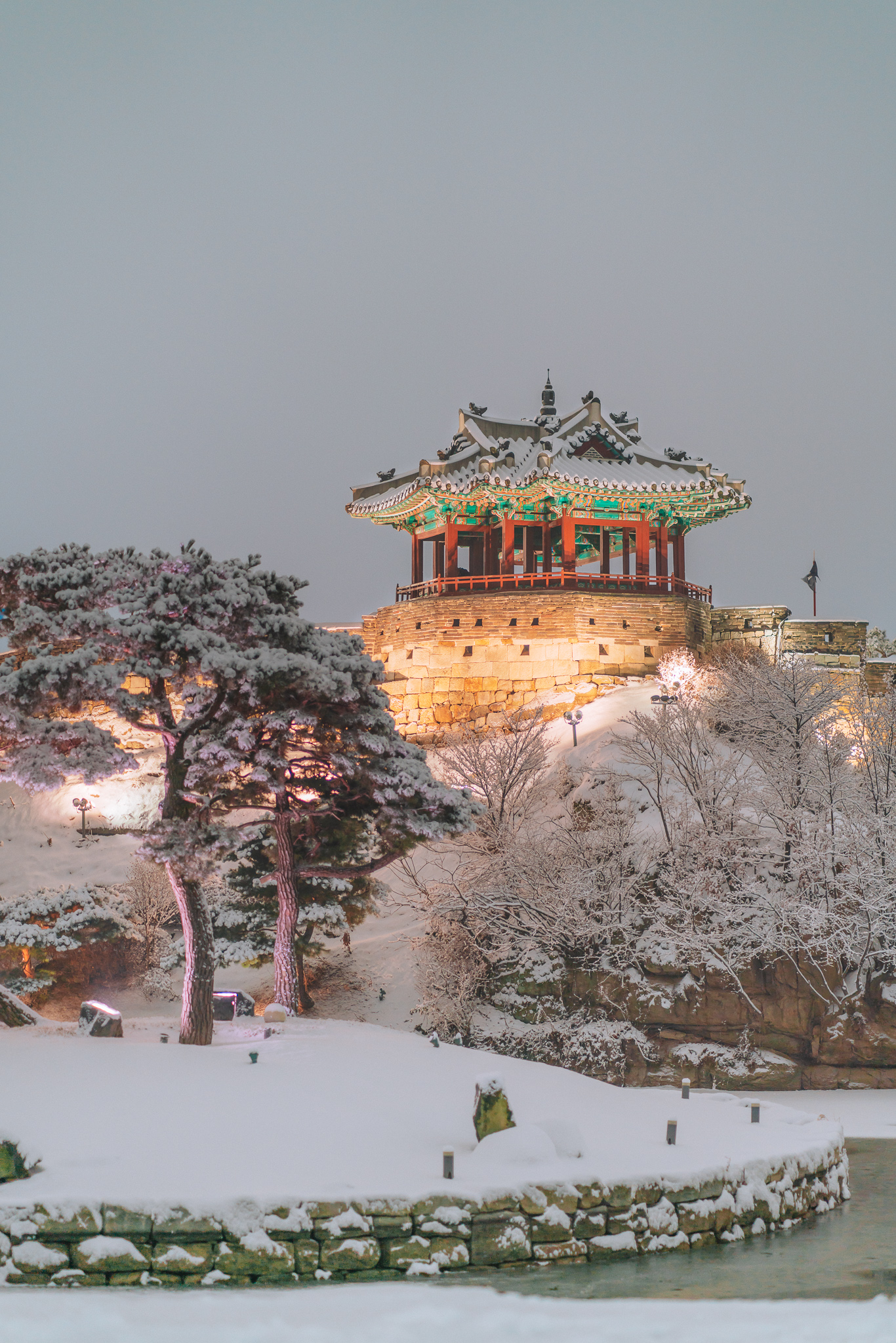 눈 내린 성곽과 정자