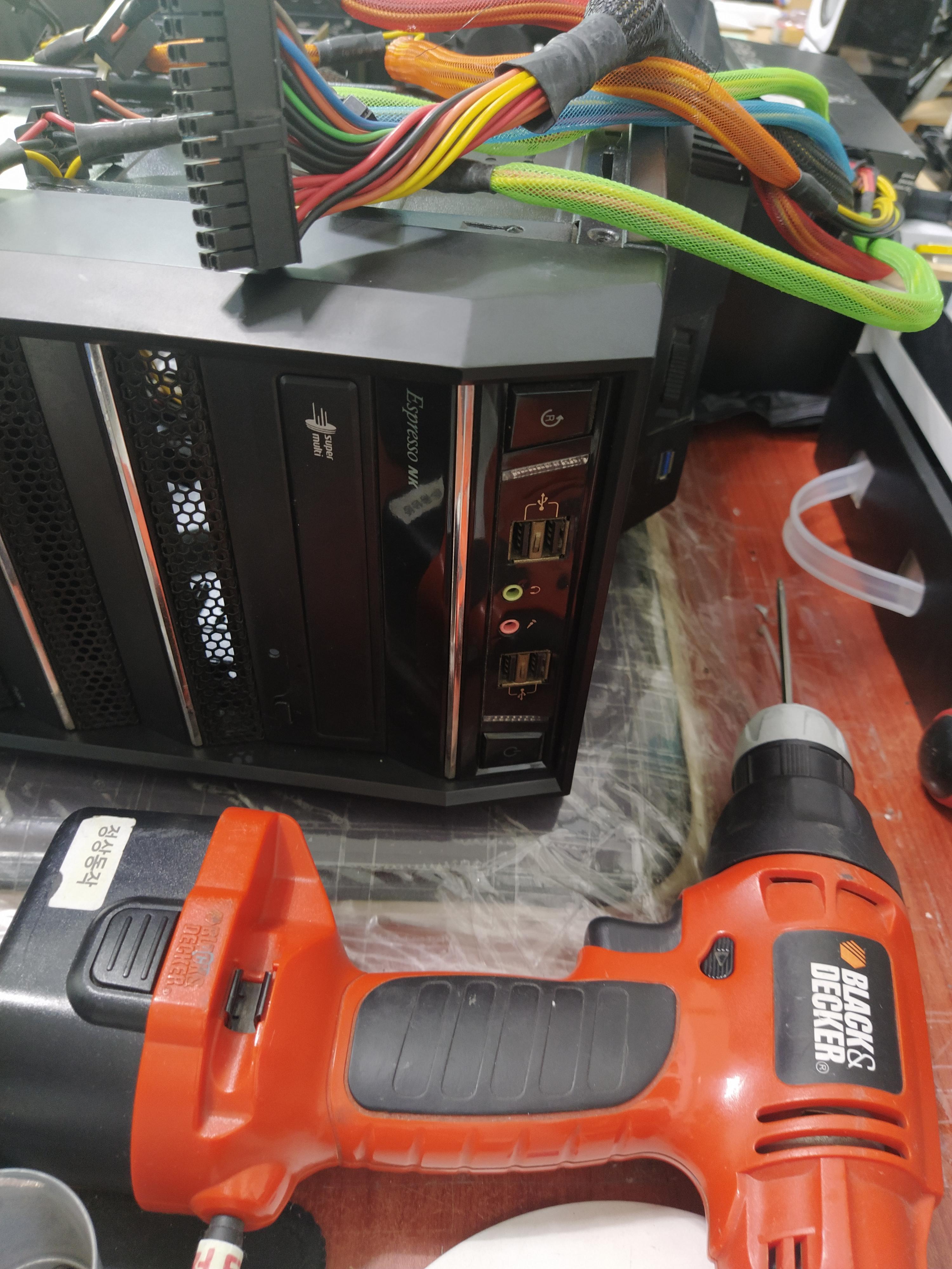 컴퓨터 전원버튼과 블랙앤데커 전동 드라이버