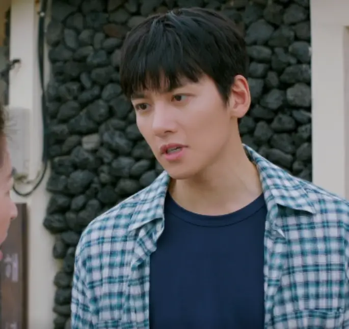 돌담 옆에서 체크무늬 셔츠에 안에 파란 면티를 입은 지창욱이 누군가와 얘기하는 모습