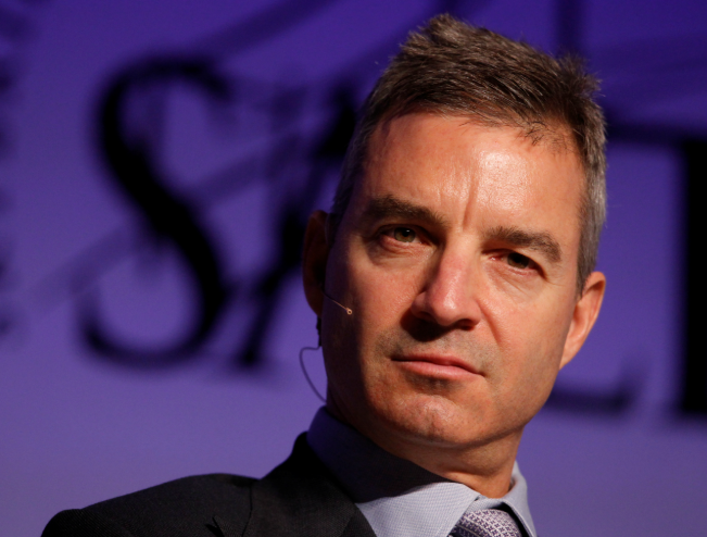 강연장에서-생각에-잠긴-스티브-니슨-캔들스틱-차트-창시자이자-트레이딩-전략-전문가를-강조하는-이미지