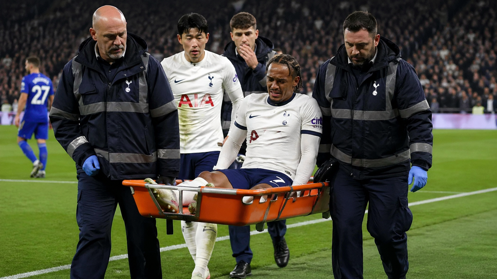 들것에 실려 나가는 사비 시몬스 경기 장면