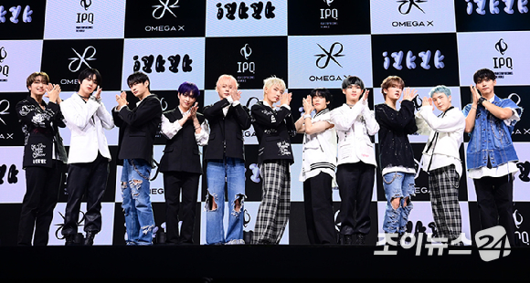 그룹 오메가엑스가 7일 오후 서울 광진구 예스24라이브홀에서 열린 오메가엑스(OMEGA X) 세 번째 미니앨범 'iykyk(if you know, you know)'(이프 유 노, 유 노) 발매 기념 쇼케이스에서 포토타임을 갖고 있다. [사진=정소희 기자]