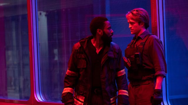 주도자(존 데이비드 워싱턴)와 닐(로버트 패틴슨)이 서로를 노려보고 있다.