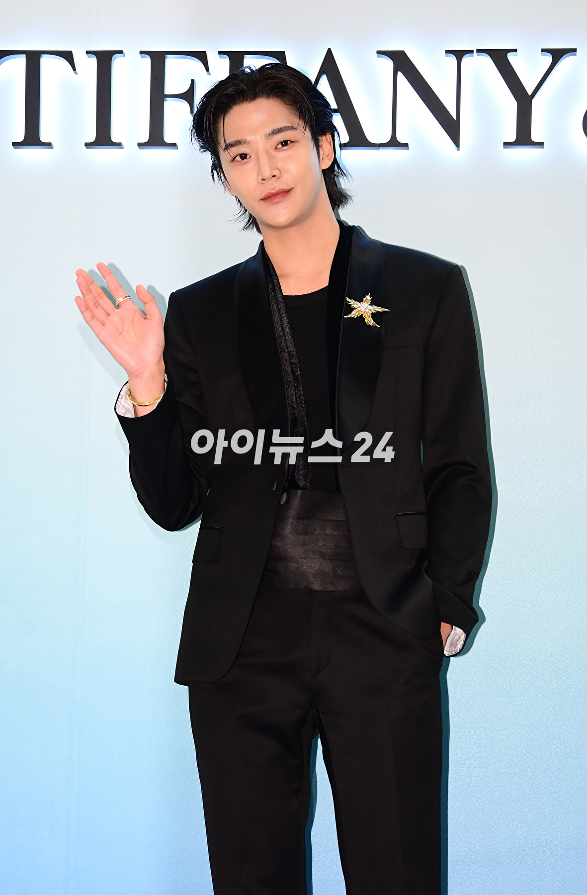 배우 로운이 14일 서울 잠실 롯데월드타워몰에서 열린 한 주얼리 브랜드 팝업 스토어 행사에 참석하고 있다. [사진=정소희 기자]