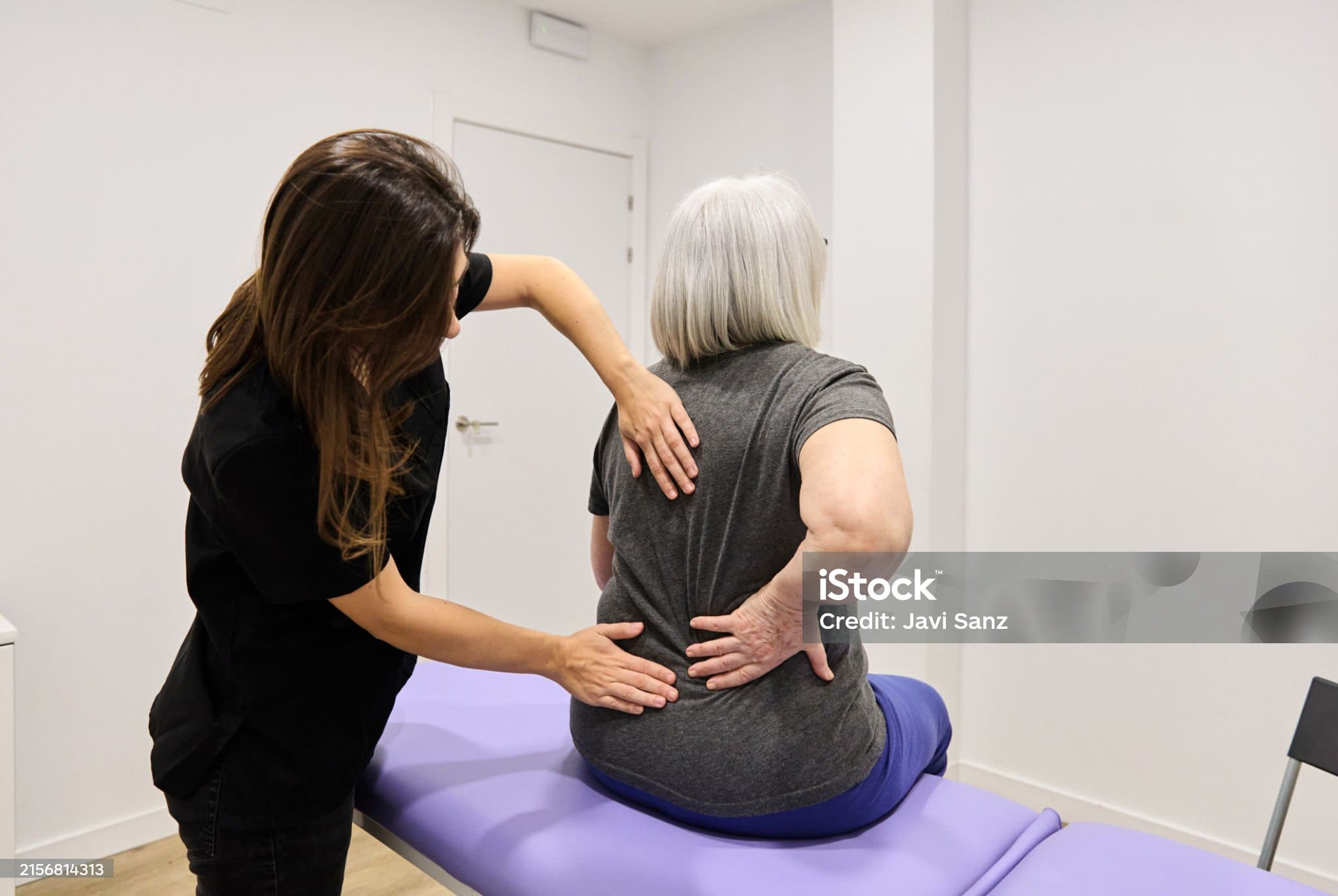 "허리 아프세요? 50·60대를 위한 디스크 건강의 모든 것"