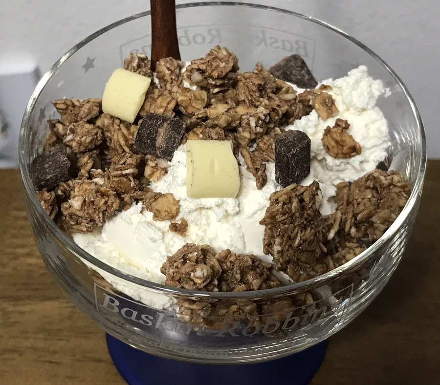 그릭요거트에 더블초콜릿 그래놀라를 얹은 사진