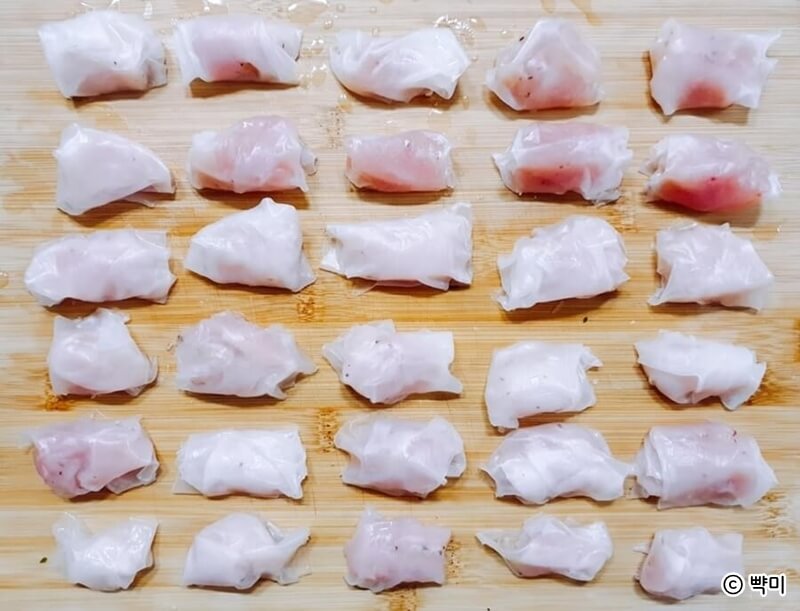 닭가슴살을 라이스페이퍼로 돌돌 말아 감싼 과정