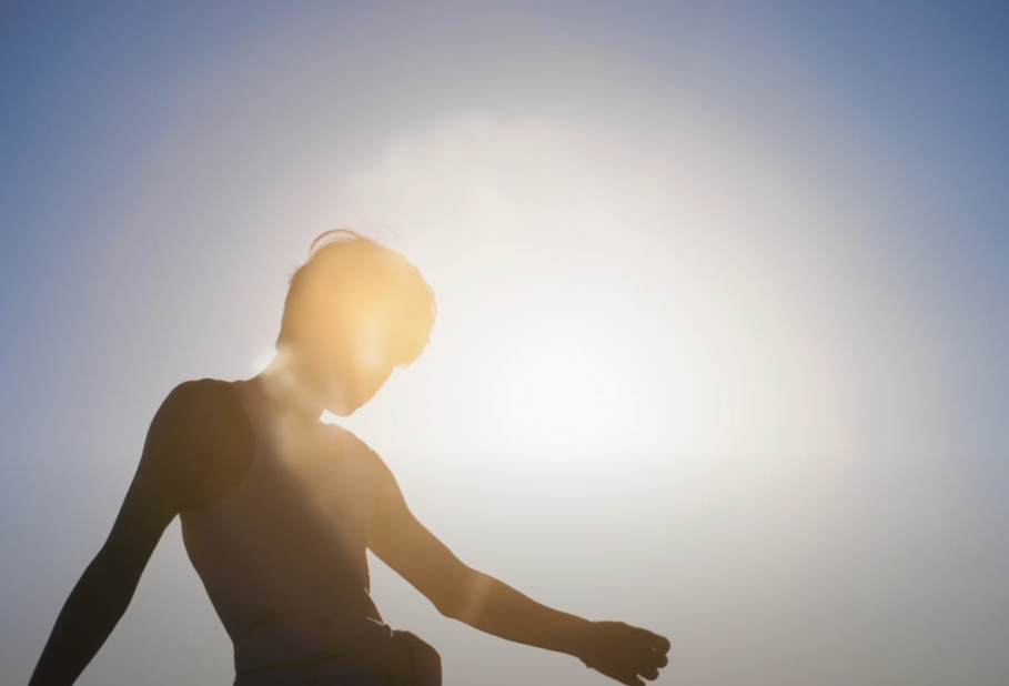 태양 아래 서있는 모습