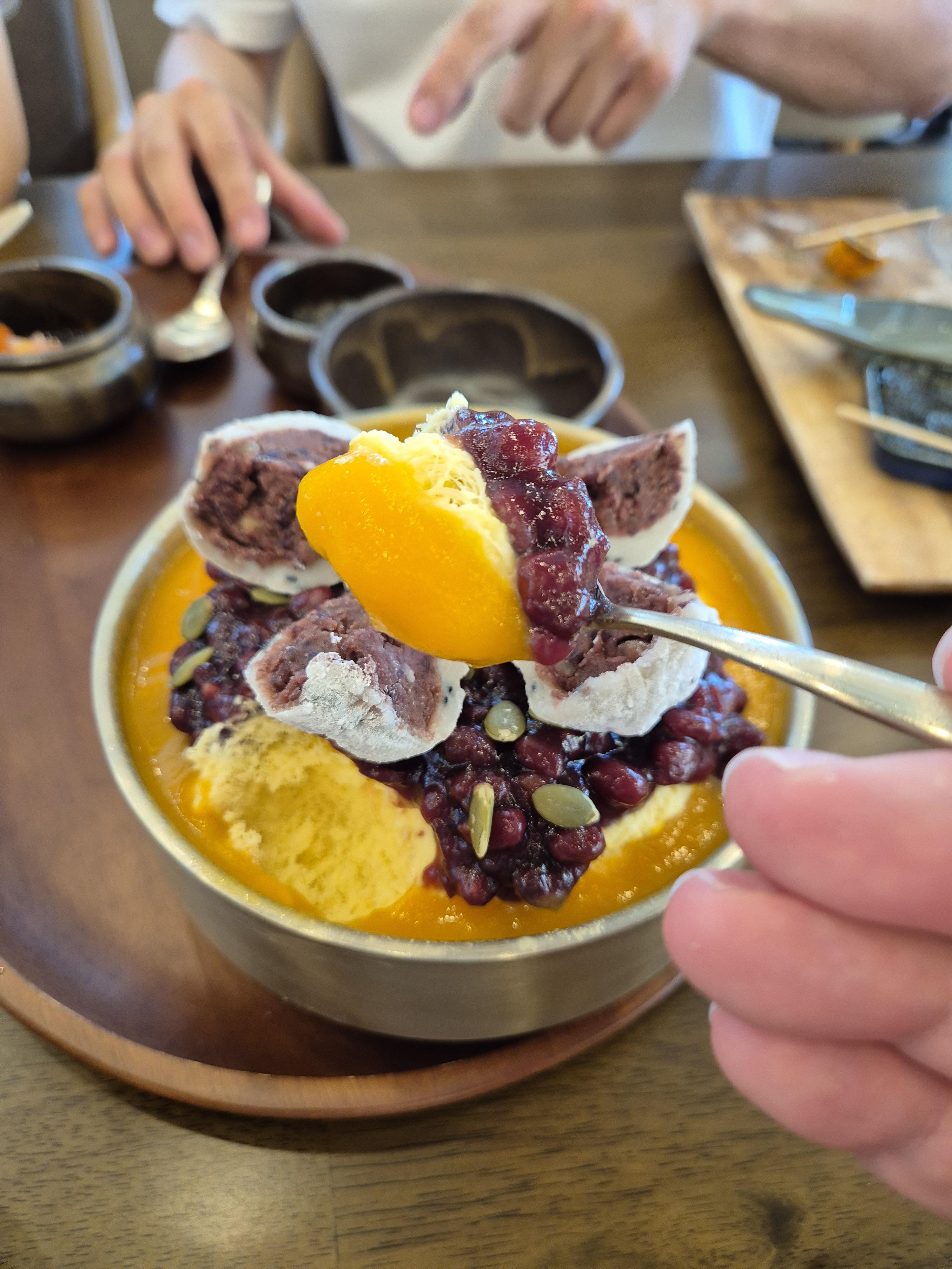 향옥 호박빙수 노란색 빙수가 너무 달달하고 맛있다.