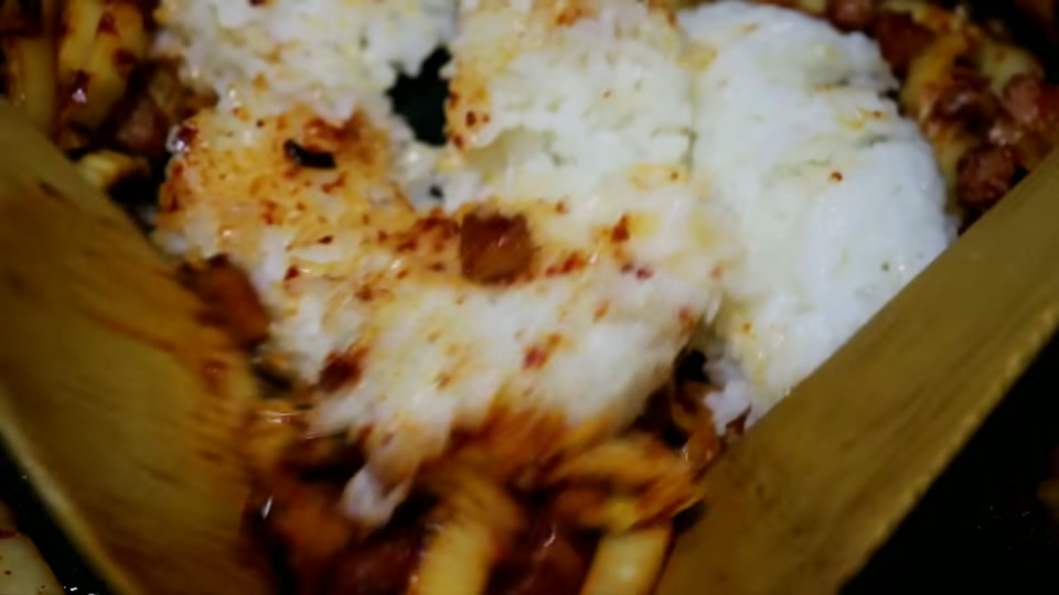 불을 끄고 밥을 넣어 비비는 장면