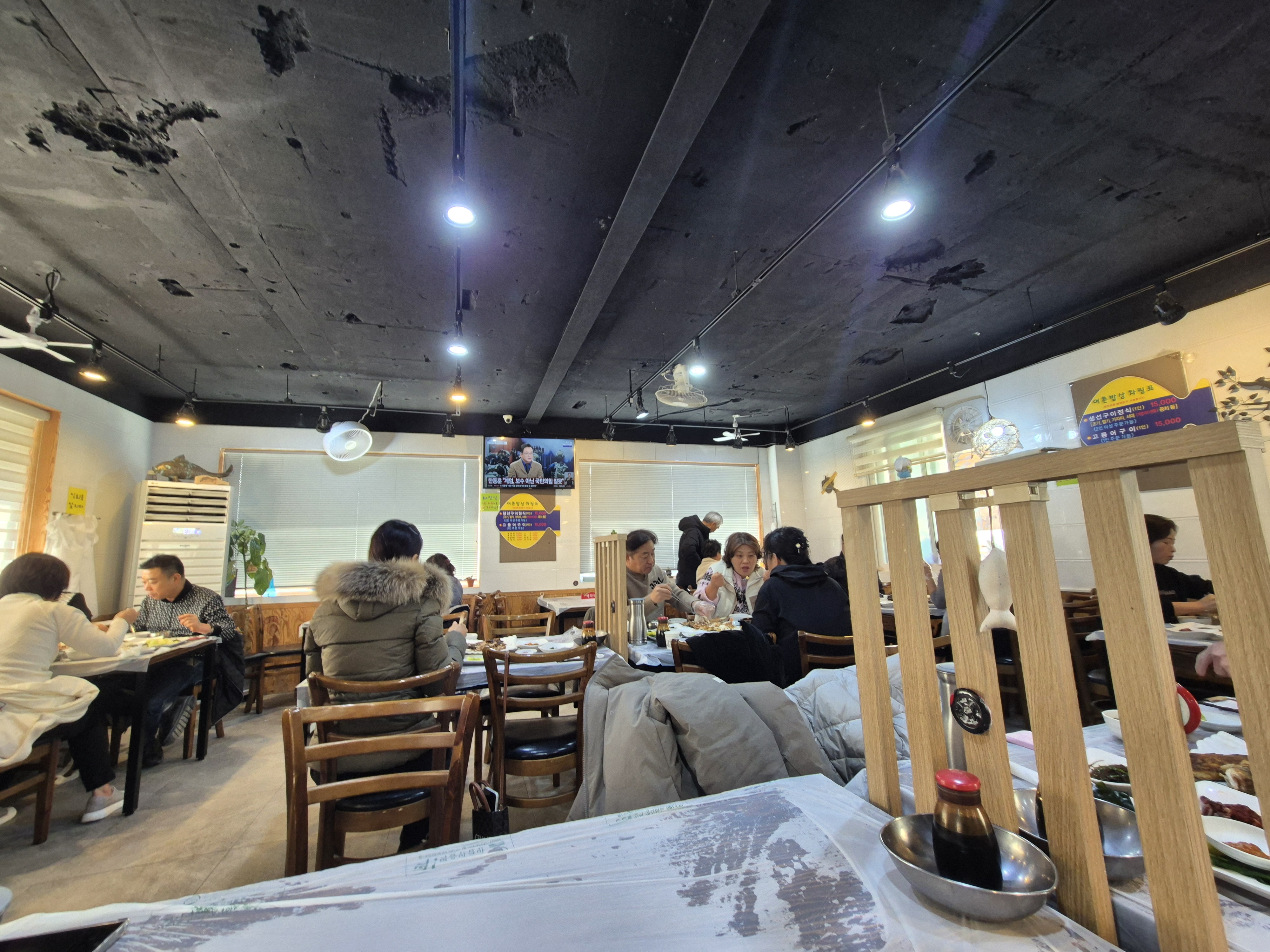 어촌 밥상의 실내 홀 입니다.