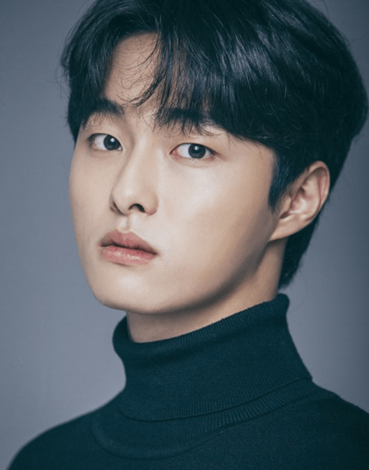 윤찬영의-프로필-검은색-목폴라티를-입고-분위기-있는-표정의-모습