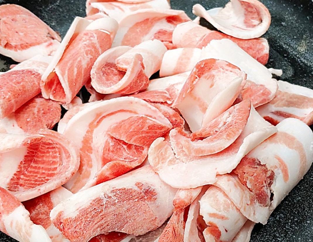 생생정보조항조삼겹살백반의 삼겹살 굽기전 모습