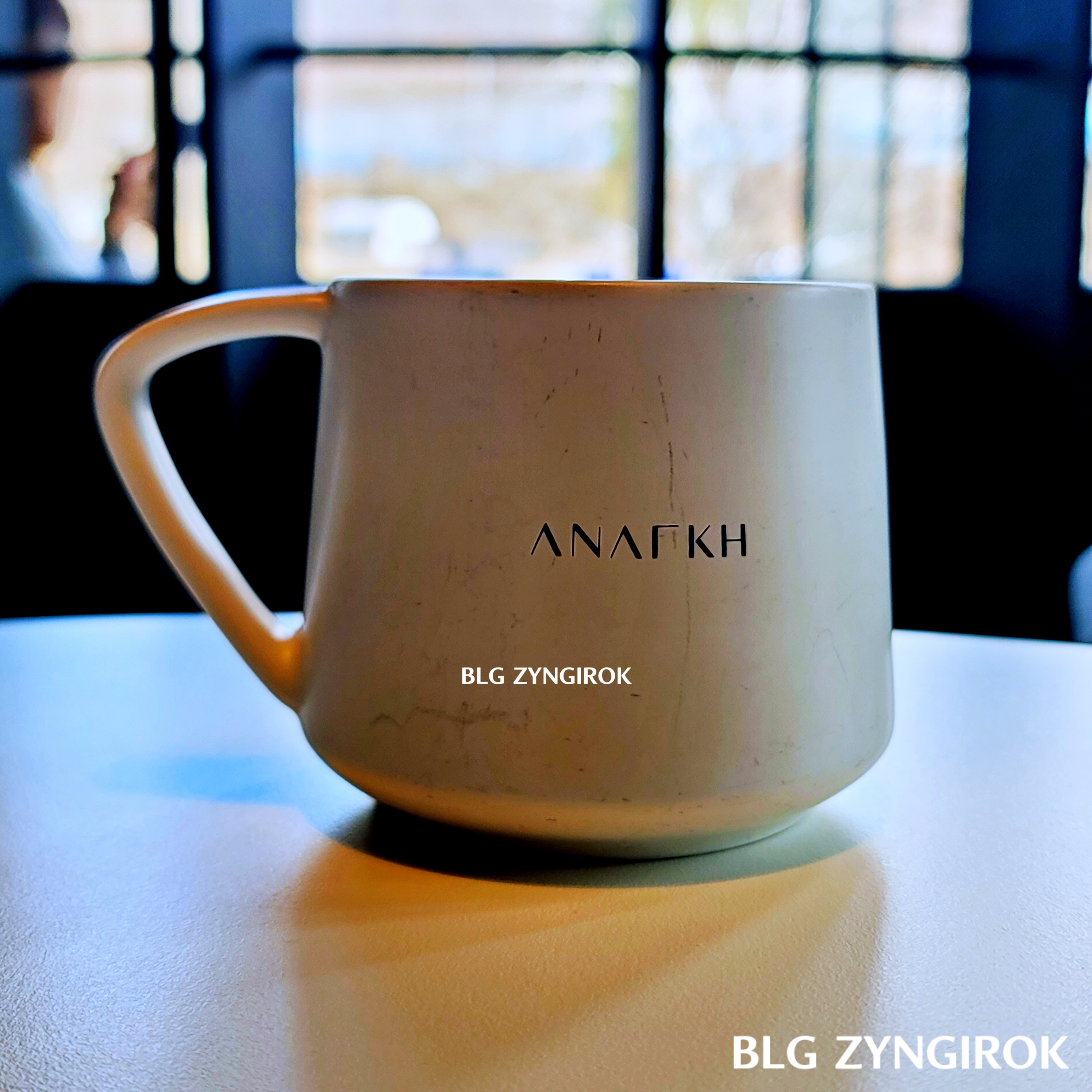 아나키아 아메리카노가 담긴 컵 모습이다.