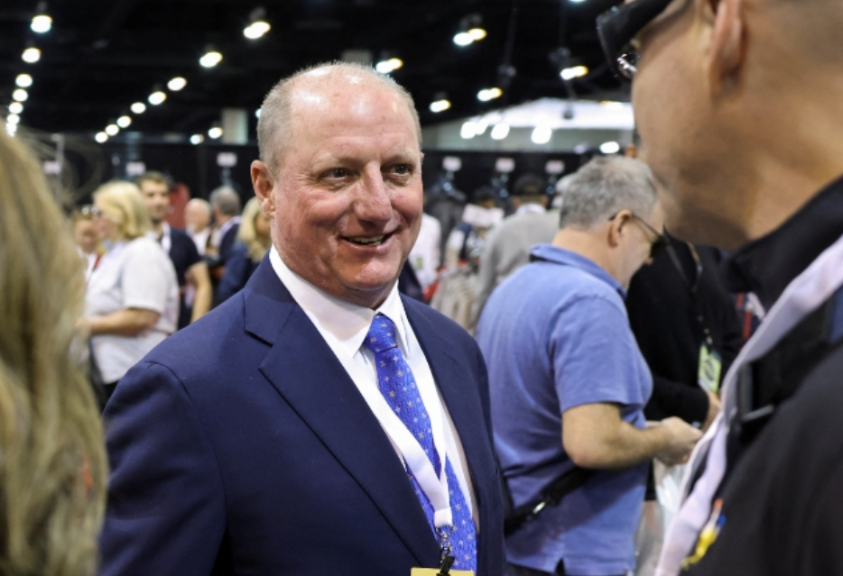 대화 중인 그렉 아벨