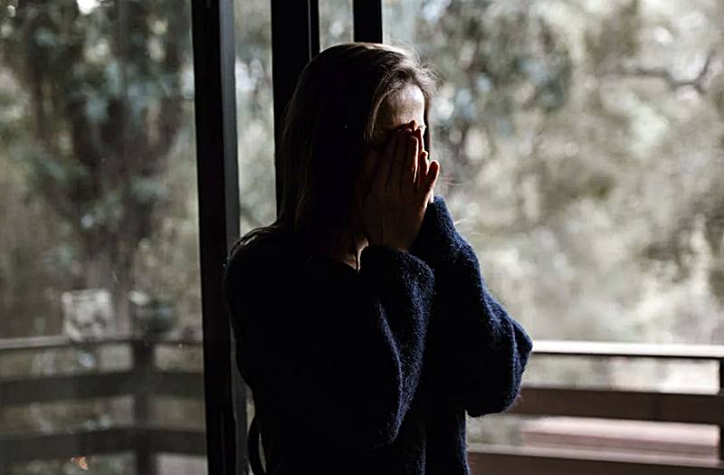 가스라이팅-피해로-울고있는-모습