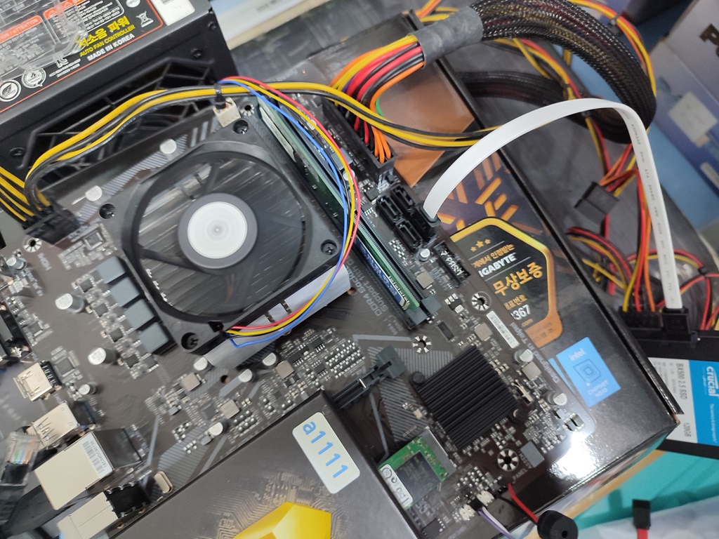 P3만 SATA 케이블로 연결한 SSD가 정상적으로 인식되고 있지 않습니다.