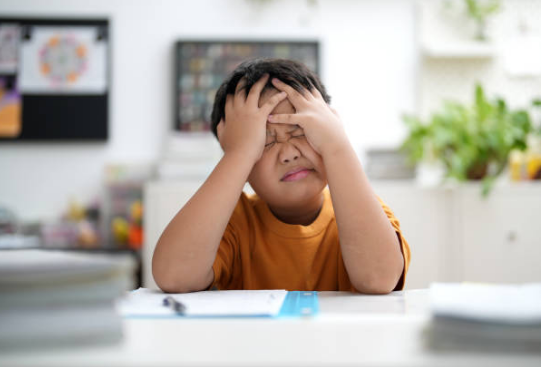 distracted child behavior