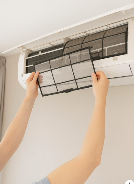 에어컨 필터 청소 모습 예시