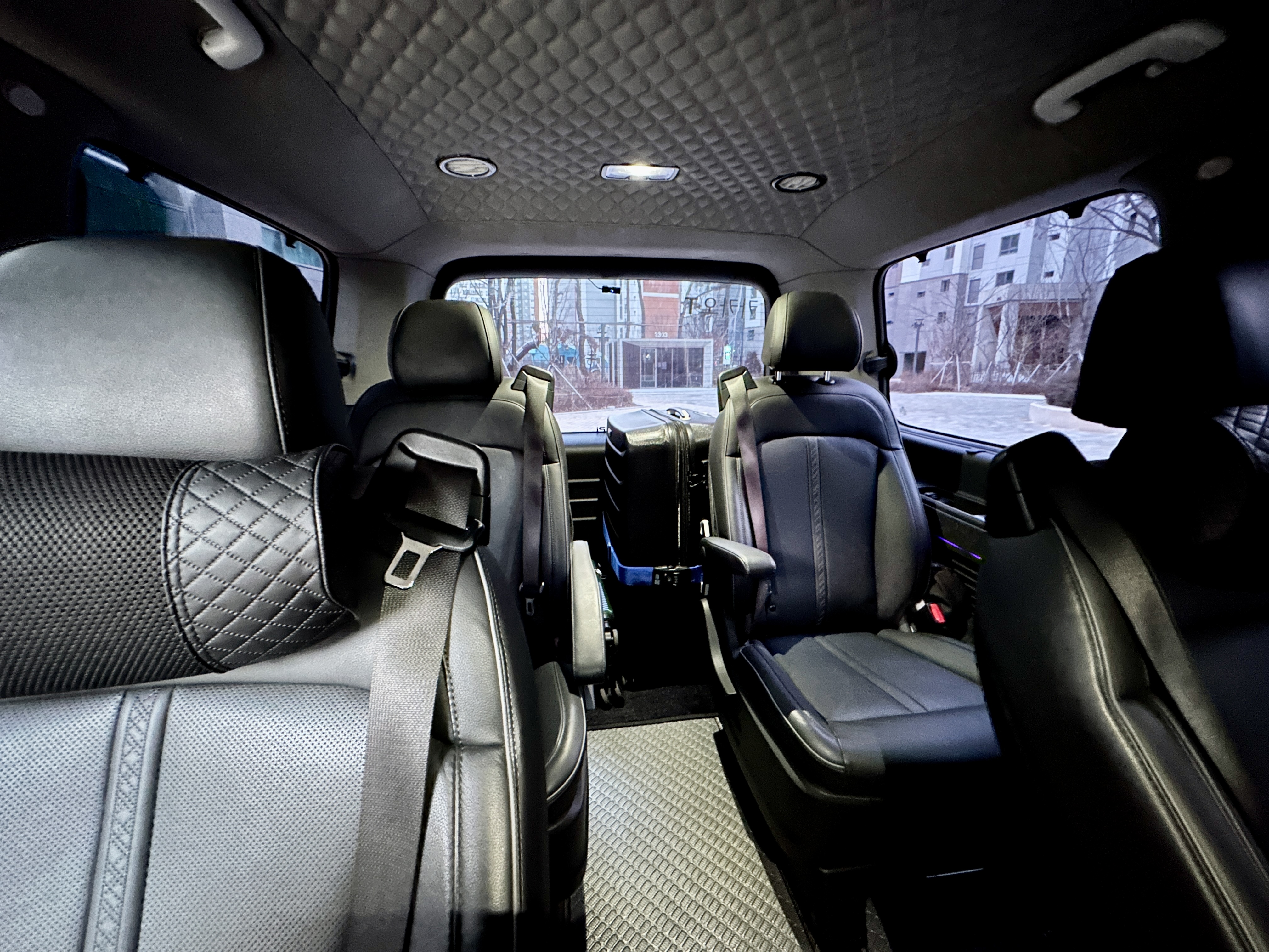 넓은 실내의 벤티 택시