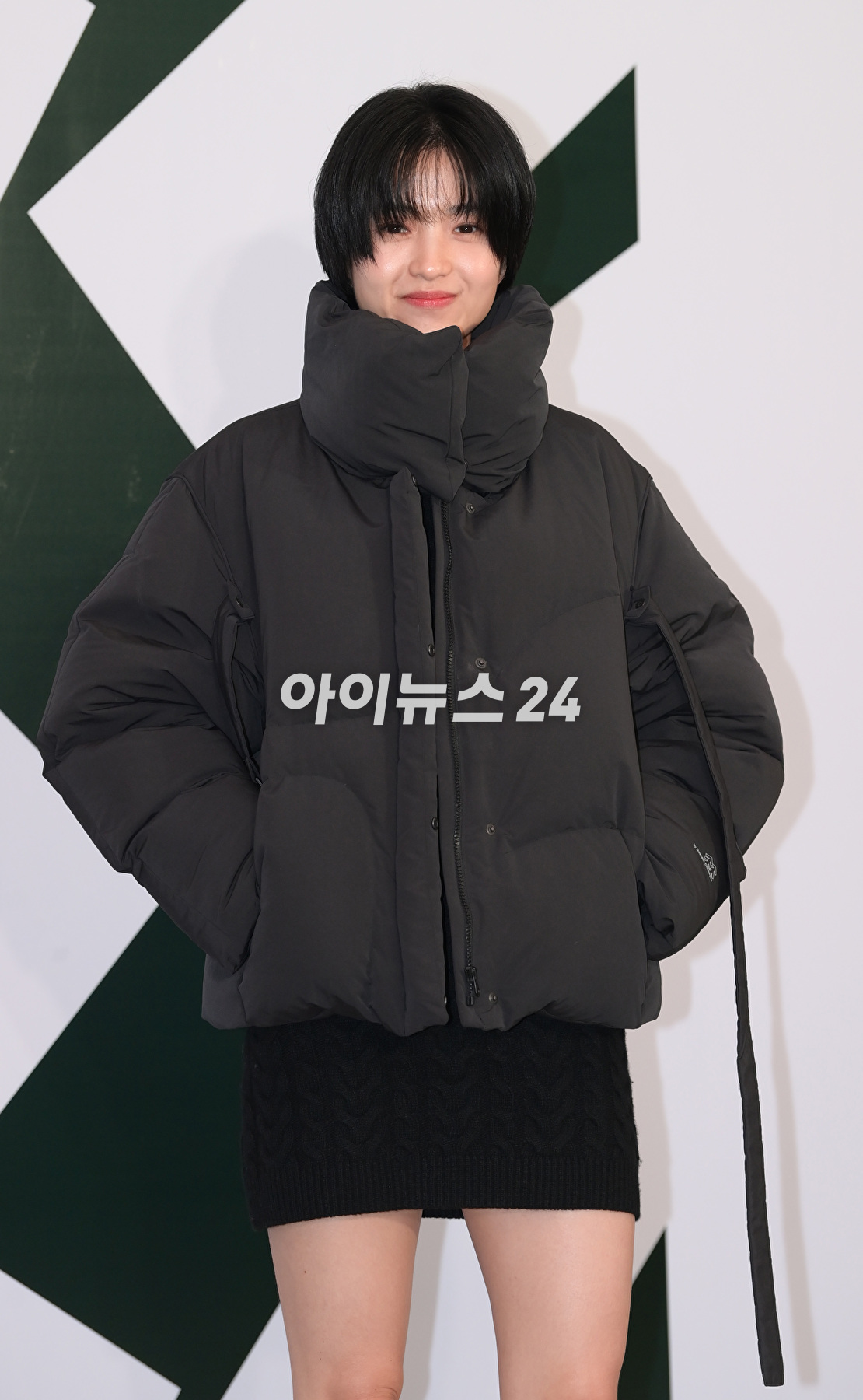 배우 김태리가 26일 오후 서울 용산구 레이어20 스튜디오에서 열린 코오롱스포츠 창립 50주년 기념 &#39;에버그린 에너지&#39; 캠페인 포토월 행사에 참석하고 있다. [사진=정소희 기자]