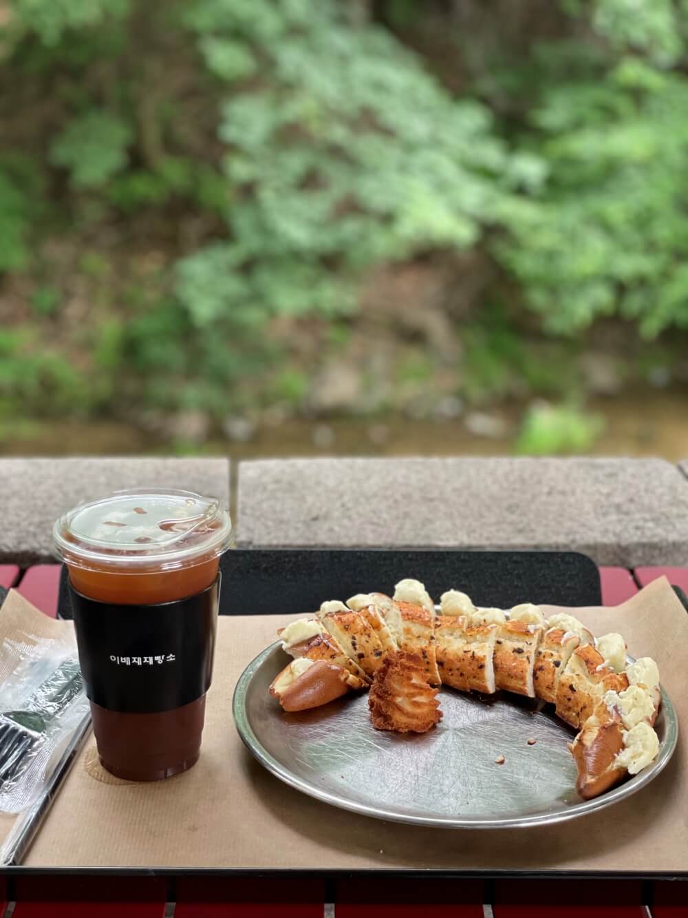 이배재제빵소-갈릭프렛젤,아이스-아메리카노