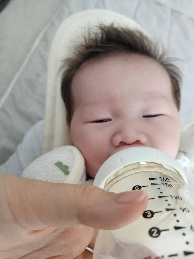 우유먹는 신생아