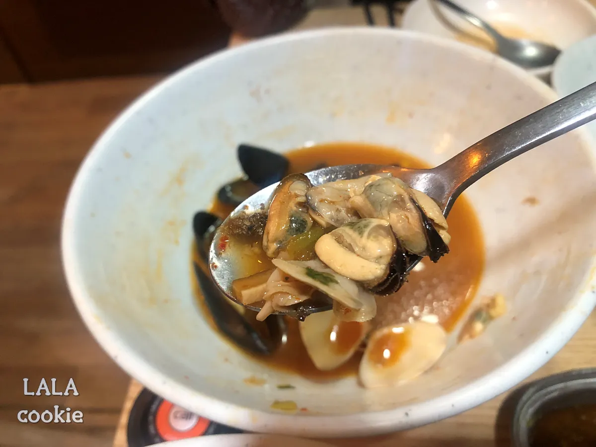 대구-달서구-상인동-조개구이-맛집-아싸가리비-라면-홍합을-숟가락으로-뜬-모습