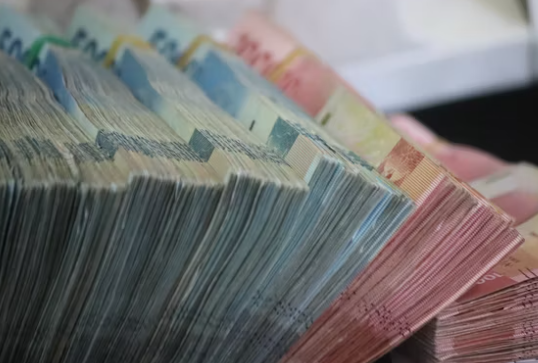 임금으로-지급될-현금들이-책상에-놓여있다